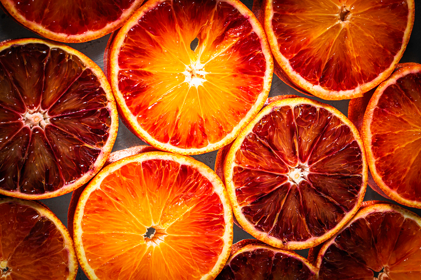 Food Fotografie meets Kunstfotografie: Blutorangen im Spiegel in der Nahaufnahme von oben