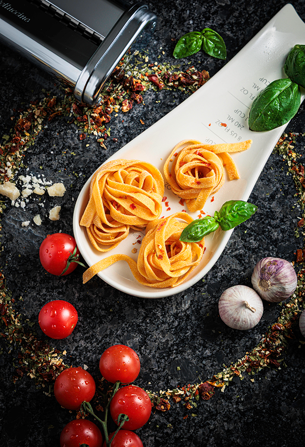 Food Fotografie von hausgemachten Peperoncino Fettucine mit All´Arrabiata Zutaten von oben fotografiert