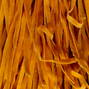 Food Fotografie in der Nahaufnahme von hausgemachten Peperoncino-Fettuccine von oben fotografiert