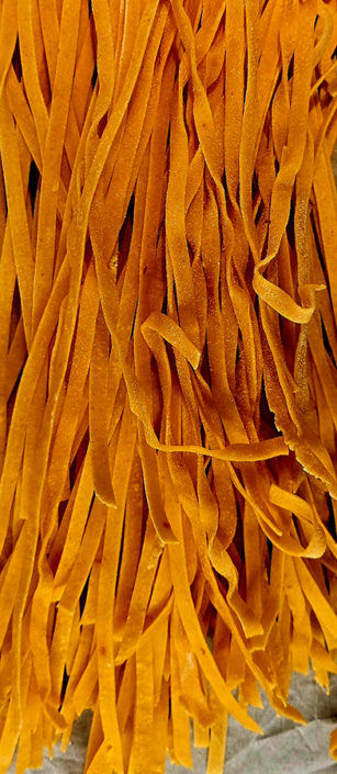Food Fotografie in der Nahaufnahme von hausgemachten Peperoncino-Fettuccine von oben fotografiert