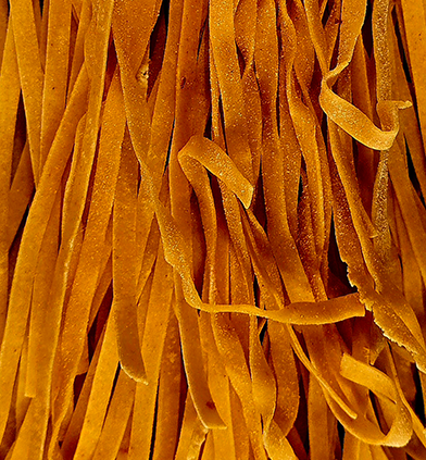 Food Fotografie in der Nahaufnahme von hausgemachten Peperoncino-Fettuccine von oben fotografiert