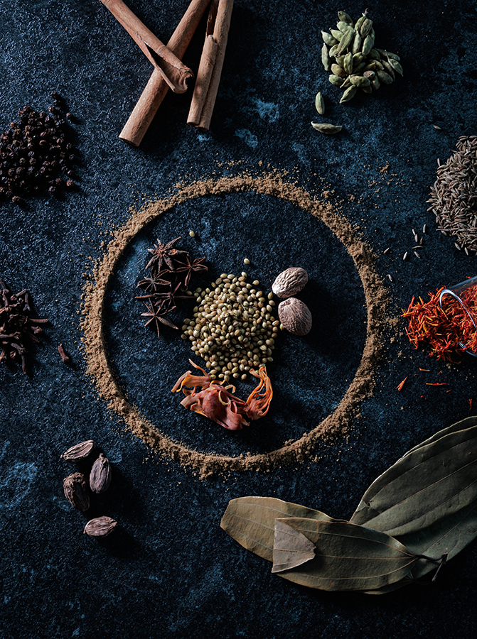 Food Fotografie von Gewürzkomponenten, die in ein Garam Masala gehören von oben aufgenommen.
