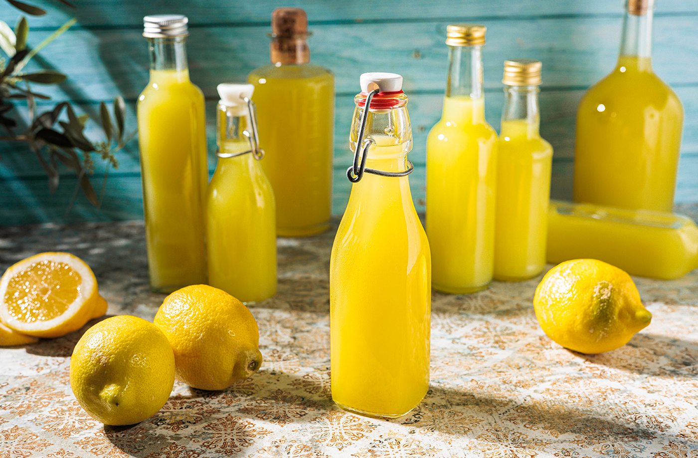 Fotografie von selbst produziertem Limoncello frisch abgefüllt und von vorne fotografiert