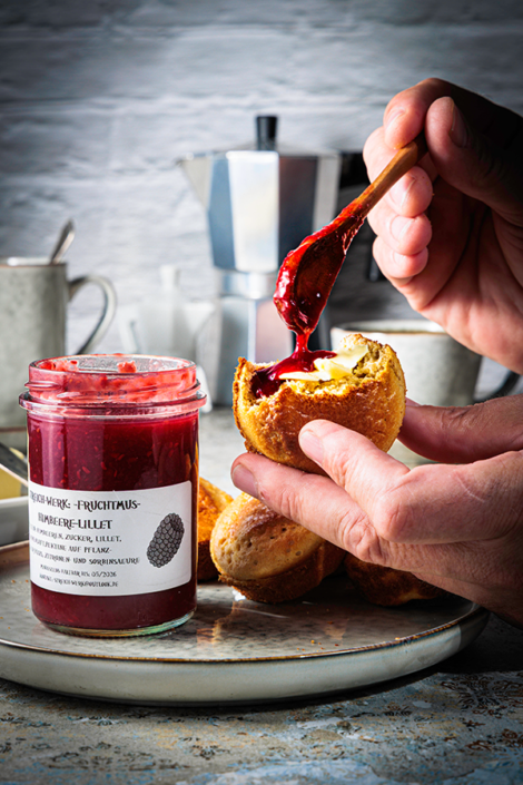Produkt Fotografie von Himbeer Lillet Fruchtmus von 'Streichwerk' & Yorkshire Pudding von vorne aufgenommen