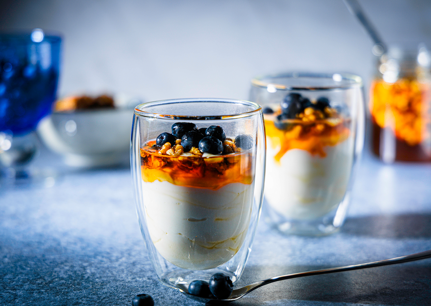Food Fotografie und Food Styling eines griechischen Jogurt Desserts von vorne in der Nahaufnahme