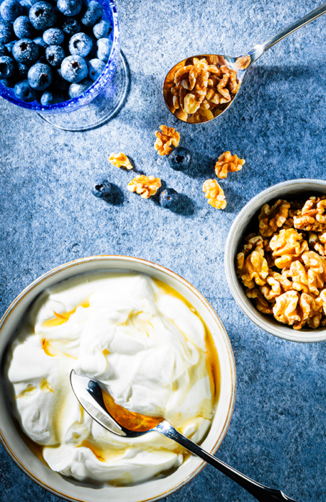 Food Fotografie von Vorbereitungen für einen griechischen Jogurt Dessert von oben aufgenommen