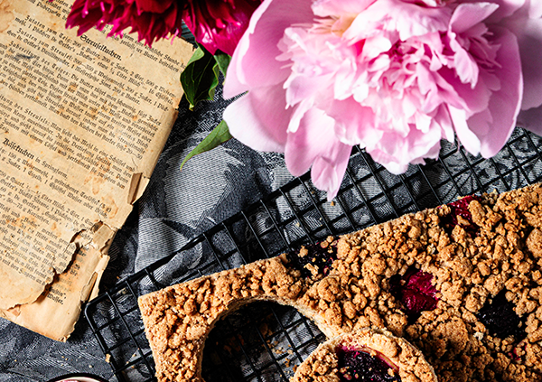 Food Fotografie von Streuselkuchen vom Blech mit Pflaumen von oben aufgenommen
