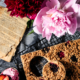 Food Fotografie von Streuselkuchen vom Blech mit Pflaumen von oben aufgenommen