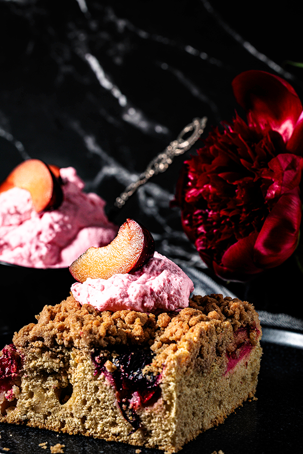 Food Fotografie und Food Styling von Streuselkuchen & Pflaumensahne in der Nahaufnahme