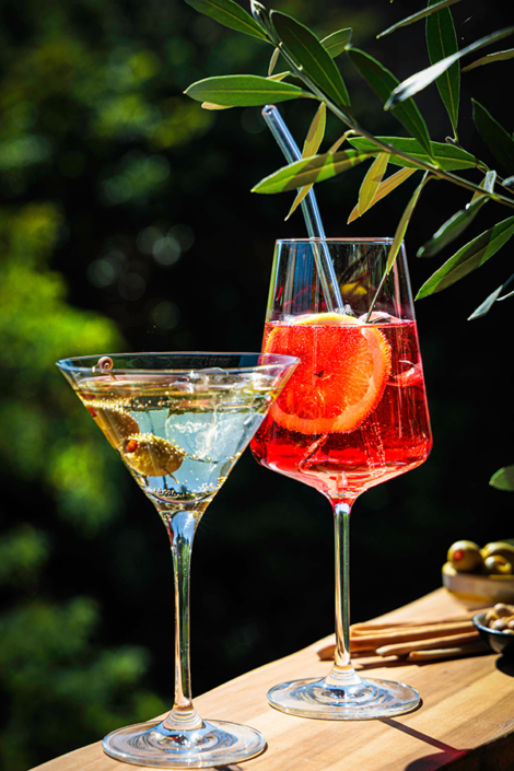 Getränke Fotografie von Vermouth Cocktail und Campari Spritz im Außenbereich aufgenommen