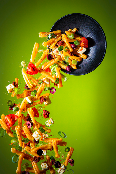 Food Fotografie von Nudelsalat im Action Shot