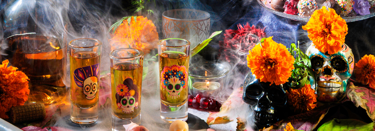 Altarszene vom traditionellen mexikanischen Dia de los Muertos in der Nahaufnahme