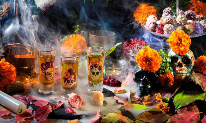 Altarszene vom traditionellen mexikanischen Dia de los Muertos in der Nahaufnahme