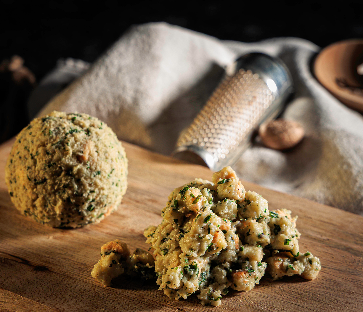 Food Fotografie von der Vorbereitung von Semmelknödeln von vorne aufgenommen