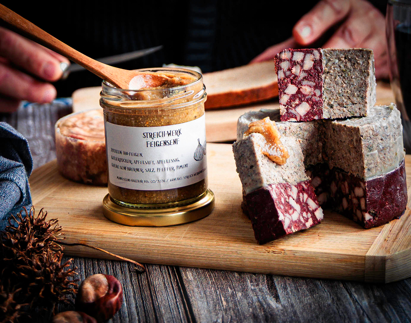 Food Fotografie & Food Styling von Feigensenf @Streichwerk Mannheim von vorne aufgenommen mit Pfälzer Dosenwurst