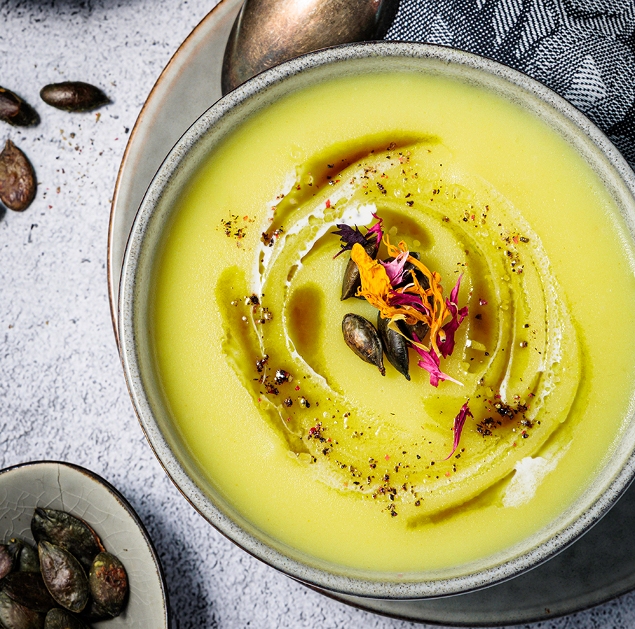 Food Fotografie und Food Styling von einer Kartoffel-Cremant Suppe mit Kürbiskernöl Food Fotografie und Food Styling von einer Kartoffel-Cremant Suppe mit Kurkuma in der Nahaufnahme