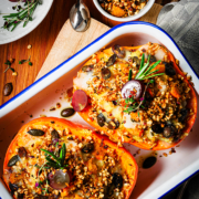 Food Fotografie & Styling – Gefüllter Kürbis mit cremigen Ziegen-Weichkäse Risotto & Crunch Topping Food Fotografie & Styling - Gefüllter Kürbis mit cremigen Ziegen-Weichkäse Risotto & Crunch Topping von oben aufgenommen