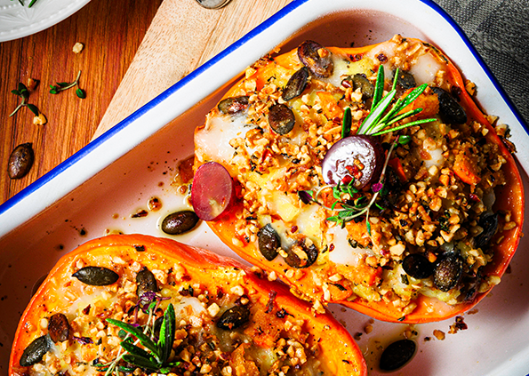 Food Fotografie & Styling - Gefüllter Kürbis mit cremigen Ziegen-Weichkäse Risotto & Crunch Topping von oben aufgenommen