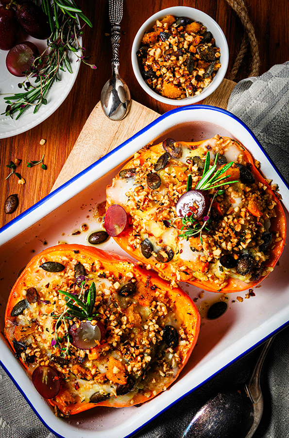Food Fotografie & Styling - Gefüllter Kürbis mit cremigen Ziegen-Weichkäse Risotto & Crunch Topping von oben aufgenommen