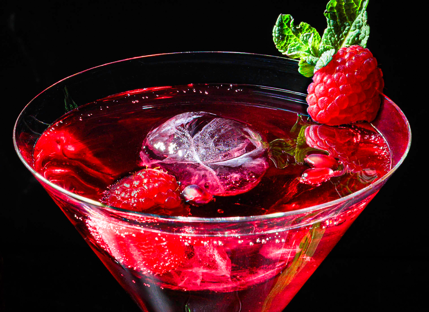 Beverage Photography & Styling von Martini Pomegranate auf Eis in der Nahaufnahme