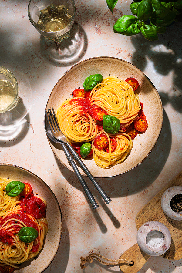 Food Photography von Pasta Pomodori Food Photography von Pasta Pomodori von oben aufgenommen