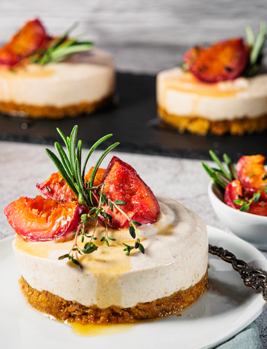 Food Fotografie & Styling - Ziegen-Frischkäse Crumble mit karamellisierten Pflaumen in der Nahaufnahme von vorne aufgenommen
