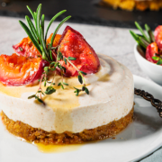 Food Fotografie & Styling – Ziegen-Frischkäse Crumble mit karamellisierten Pflaumen Food Fotografie & Styling - Ziegen-Frischkäse Crumble mit karamellisierten Pflaumen in der Nahaufnahme von vorne aufgenommen