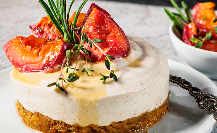 Food Fotografie & Styling - Ziegen-Frischkäse Crumble mit karamellisierten Pflaumen in der Nahaufnahme von vorne aufgenommen