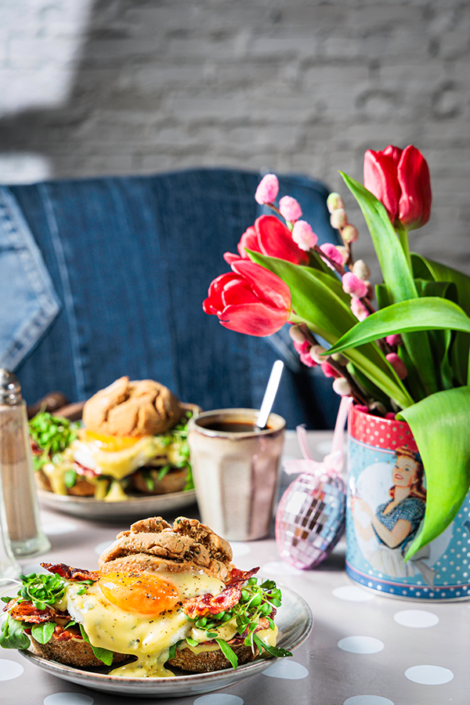 Food Photography & Food Styling - Egg Benedict Diner Breakfast_Close Up von vorne aufgenommen