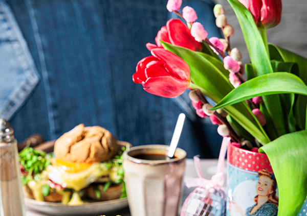 Food Photography & Food Styling - Egg Benedict Diner Breakfast_Close Up von vorne aufgenommen