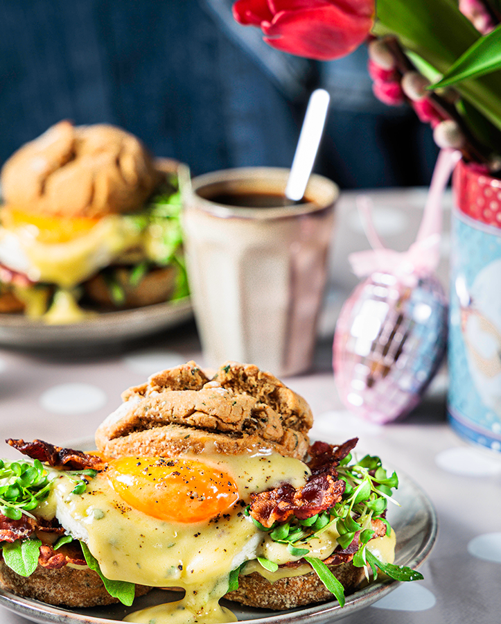 Food Photography & Food Styling - Egg Benedict Diner Breakfast_Close Up von vorne aufgenommen