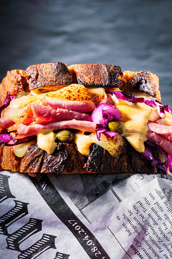 Foodfotografie & Foodstyling - Reuben Sandwich leicht von unten aufgenommen