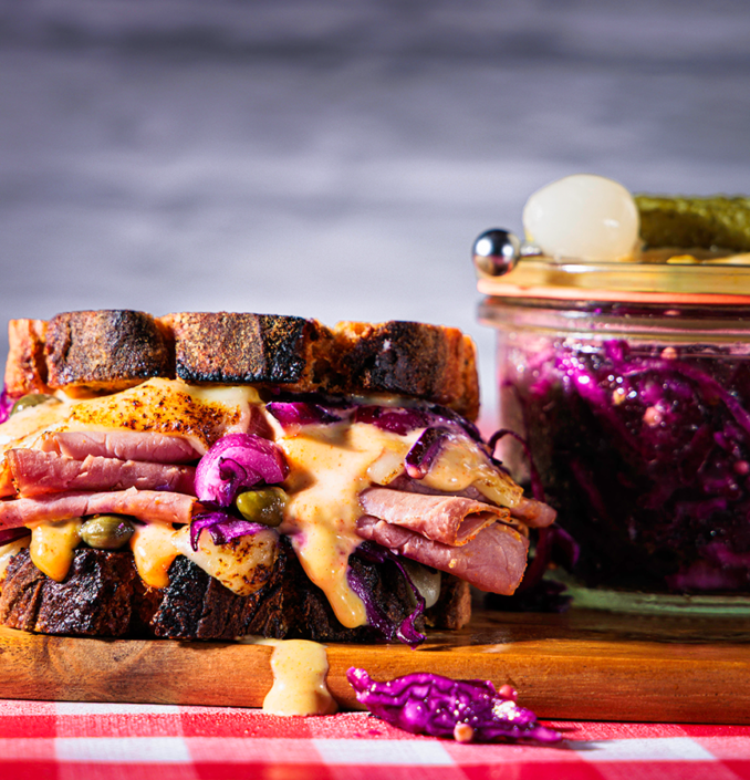 Foodfotografie & Foodstyling - Reuben Sandwich in der Nahaufnahme