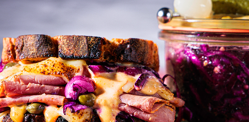 Foodfotografie & Foodstyling - Reuben Sandwich in der Nahaufnahme
